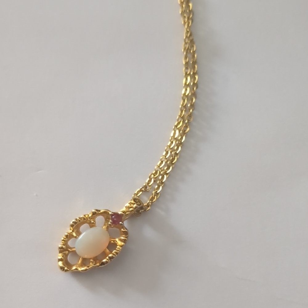 Elegant Gold Pendant Necklace